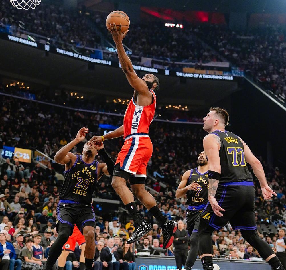 华体会官方网站下载-小卡复出24+5！快船111-104湖人：祖巴茨18+19制霸内线！